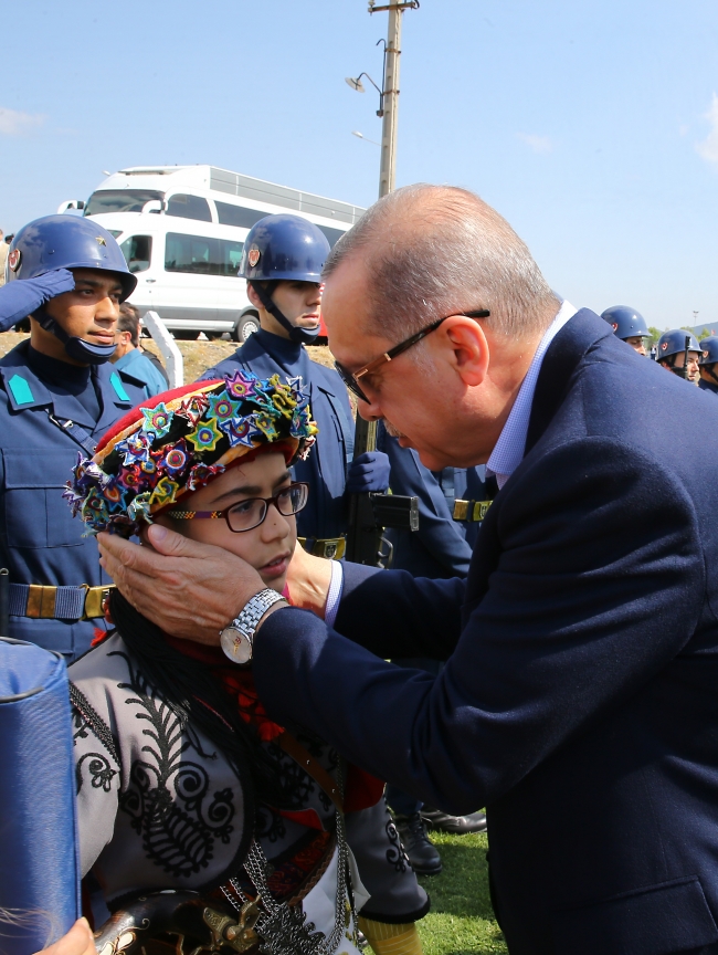 Cumhurbaşkanı Erdoğan'ı çocuk mehter takımı karşıladı