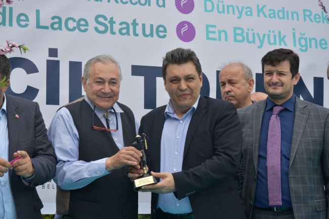 'İğne oyalı şeftali ağacı' Guinness'e girdi