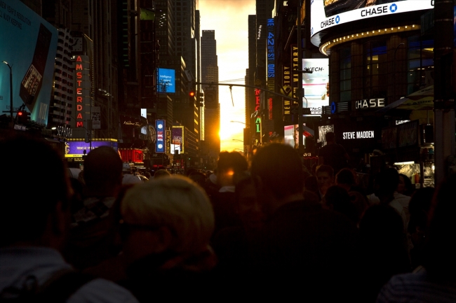 Gökdelenler şehri Manhattan'da trafiği kilitleyen gün batımı