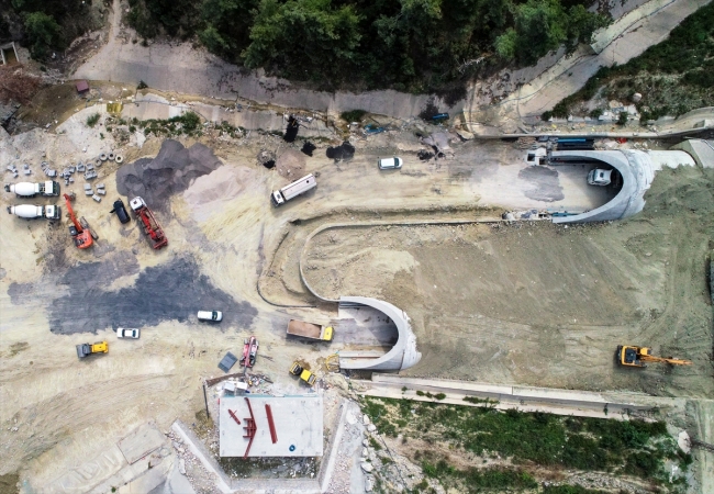 Hem tünelin açılışı, hem de kızının doğumu için gün sayıyor