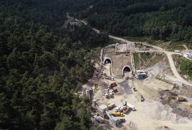 Hem tünelin açılışı, hem de kızının doğumu için gün sayıyor