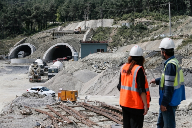 Hem tünelin açılışı, hem de kızının doğumu için gün sayıyor