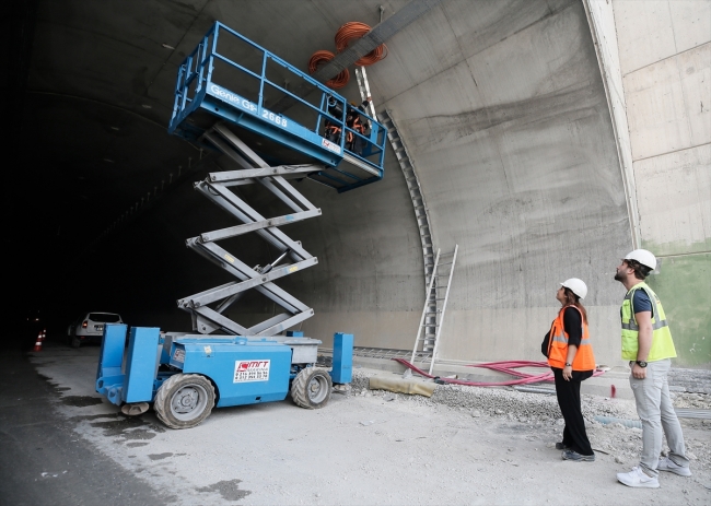 Hem tünelin açılışı, hem de kızının doğumu için gün sayıyor