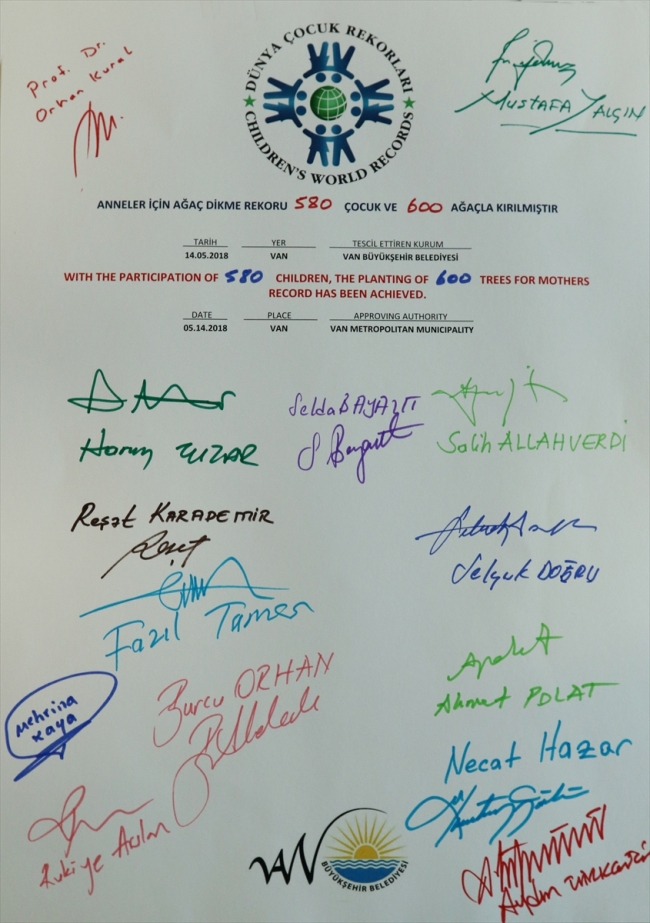 Van'da kırılan ağaç dikme rekoru 'Dünya Çocuk Rekorları' kitabında