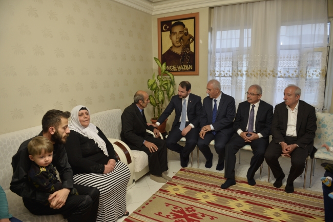 Bakan Albayrak'tan şehit ailesine ziyaret