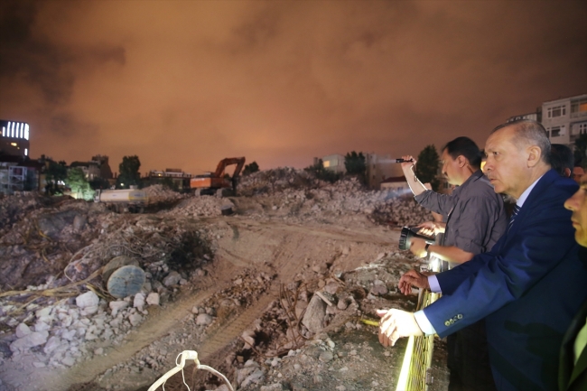 Cumhurbaşkanı Erdoğan Taksim Meydanı'nda vatandaşlarla buluştu