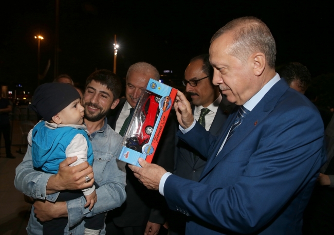 Cumhurbaşkanı Erdoğan Taksim Meydanı'nda vatandaşlarla buluştu