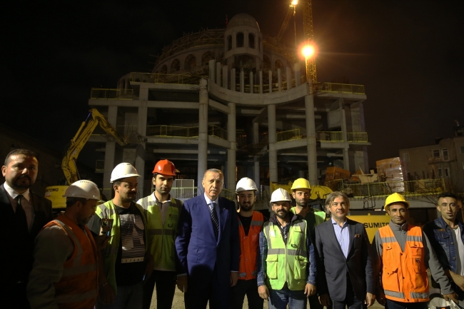 Cumhurbaşkanı Erdoğan Taksim Meydanı'nda vatandaşlarla buluştu