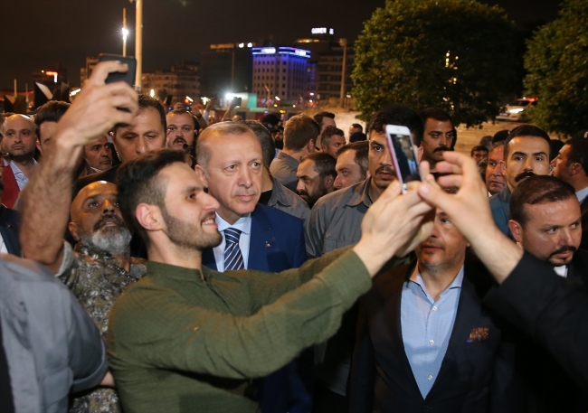 Cumhurbaşkanı Erdoğan Taksim Meydanı'nda vatandaşlarla buluştu