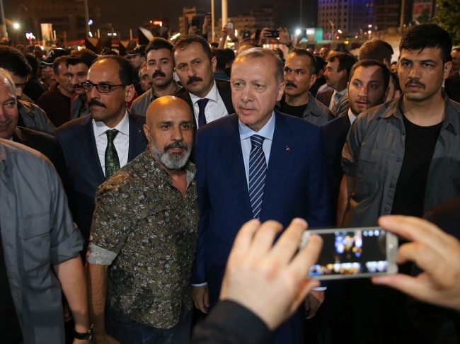 Cumhurbaşkanı Erdoğan Taksim Meydanı'nda vatandaşlarla buluştu