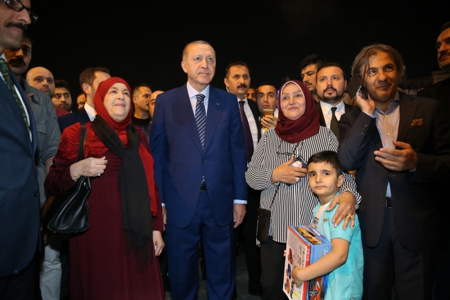 Cumhurbaşkanı Erdoğan Taksim Meydanı'nda vatandaşlarla buluştu