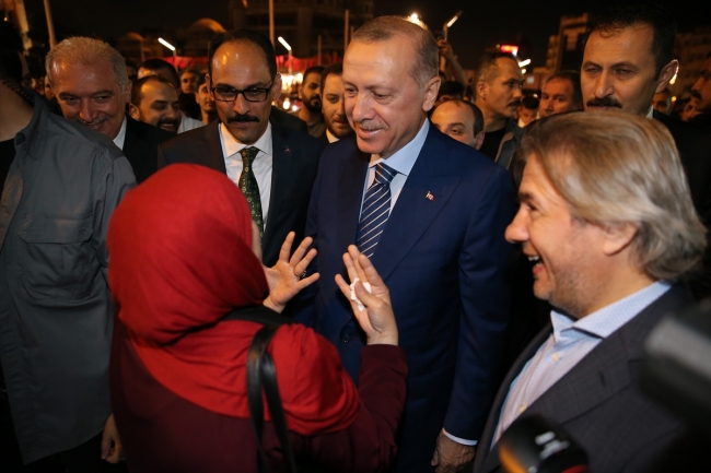 Cumhurbaşkanı Erdoğan Taksim Meydanı'nda vatandaşlarla buluştu