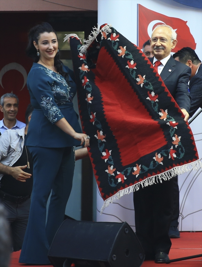 Kılıçdaroğlu Pendik'te sokak iftarına katıldı