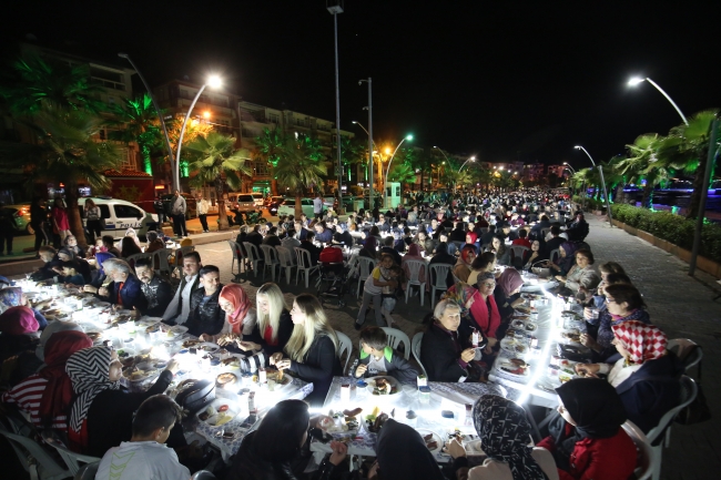 2 bin 500 gençten Cumhurbaşkanı Erdoğan'a koreografili destek