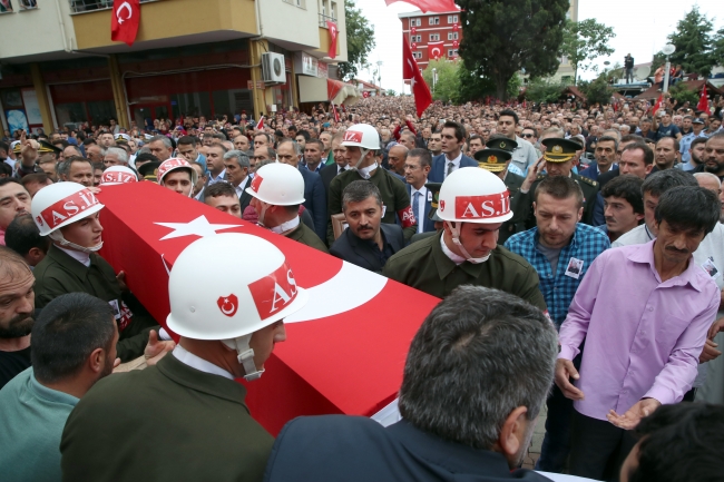 Şehit Uzman Çavuş Hakan Ergin'i binler son yolculuğuna uğurladı