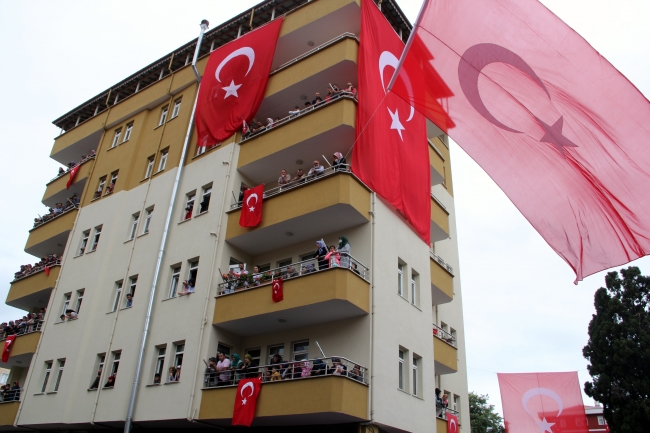 Şehit Uzman Çavuş Hakan Ergin'i binler son yolculuğuna uğurladı