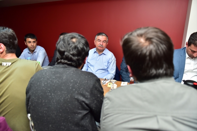 Bakan İsmet Yılmaz, sahurda öğrencilerle bir araya geldi