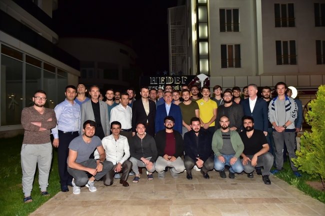 Bakan İsmet Yılmaz, sahurda öğrencilerle bir araya geldi