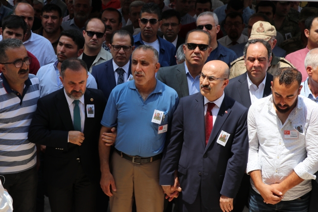 Hakkari şehitlerini binler son yolculuğuna uğurladı