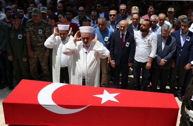 Hakkari şehitlerini binler son yolculuğuna uğurladı