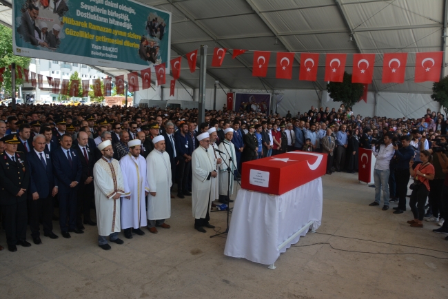 Hakkari şehitlerini binler son yolculuğuna uğurladı