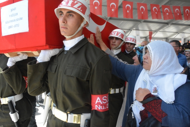 Hakkari şehitlerini binler son yolculuğuna uğurladı