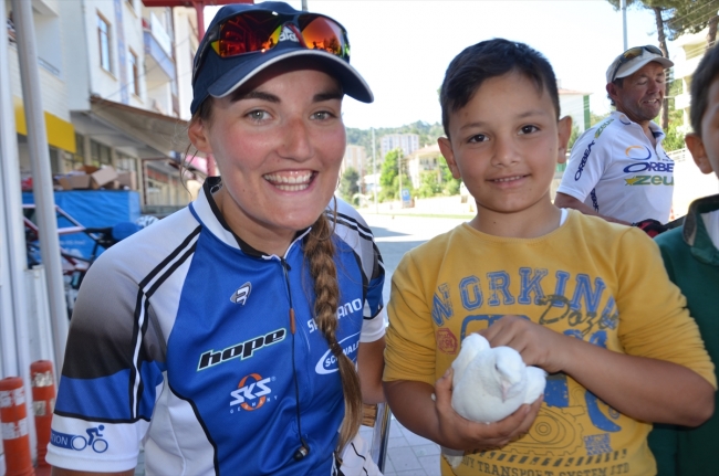 İngiliz kızın bisikletle Nepal yolculuğu