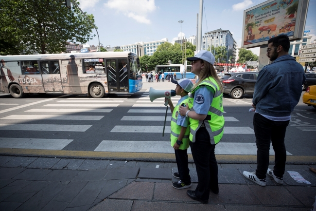 Çocuk Meclisi üyesi 16 çocuktan trafik denetimi