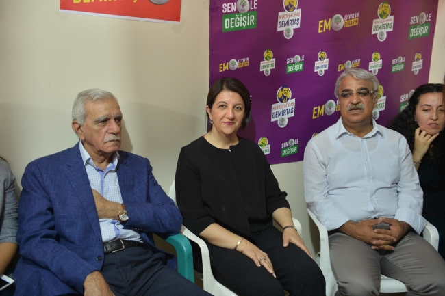HDP'ye seçim bürosu açılışına "Türk bayraklı" tepki