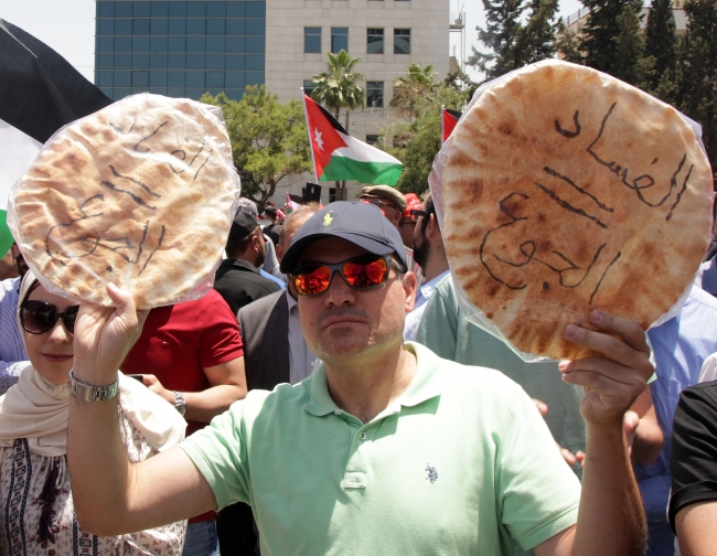 Ürdün'de göstericiler meclisin de feshini istiyor