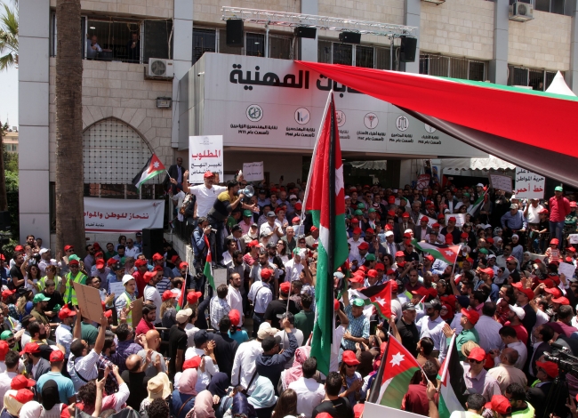 Ürdün'de göstericiler meclisin de feshini istiyor