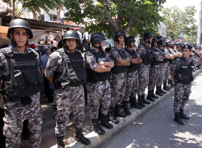 Ürdün'de göstericiler meclisin de feshini istiyor