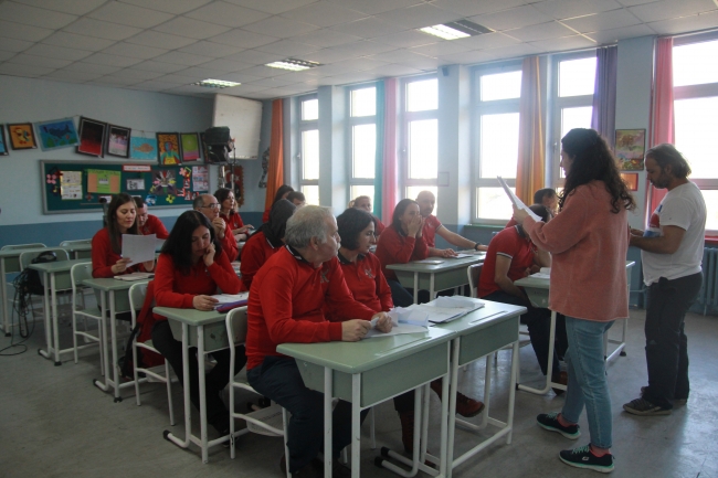 Öğretmenler yaramazlık yaptı öğrenciler ders verdi