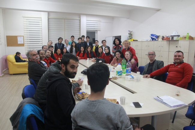 Öğretmenler yaramazlık yaptı öğrenciler ders verdi