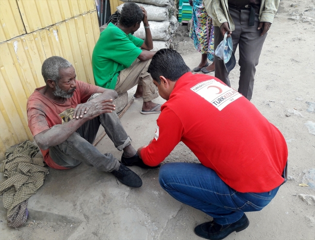 Türk Kızılayı yöneticisi yoksul adama ayakkabısını hediye etti
