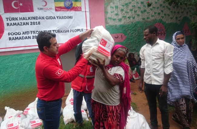 Türk Kızılayı yöneticisi yoksul adama ayakkabısını hediye etti