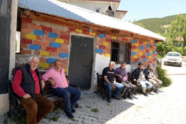 Muratkaya Köyü'nde yere izmarit atan köyün işlerini yapıyor