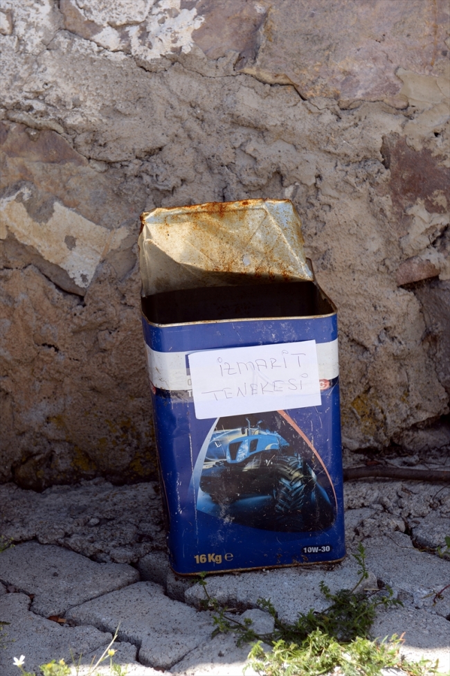 Muratkaya Köyü'nde yere izmarit atan köyün işlerini yapıyor