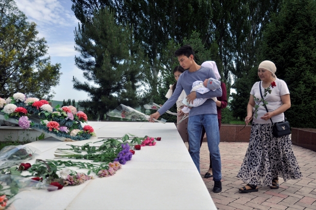 Kırgız yazar Cengiz Aytmatov mezarı başında anıldı