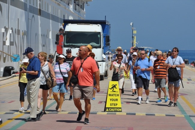 Kuşadası'nda yerli ve yabancı turist yoğunluğu
