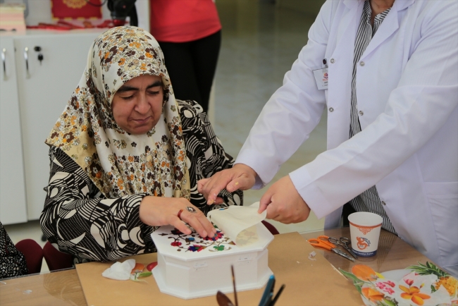 Alzheimer hastaları "Moral Evi"nde hayata tutunmaya çalışıyor