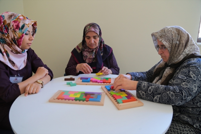 Alzheimer hastaları "Moral Evi"nde hayata tutunmaya çalışıyor