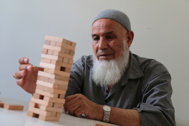 Alzheimer hastaları "Moral Evi"nde hayata tutunmaya çalışıyor