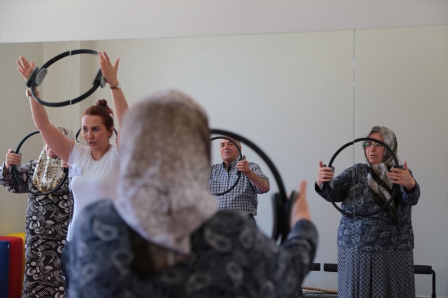 Alzheimer hastaları "Moral Evi"nde hayata tutunmaya çalışıyor