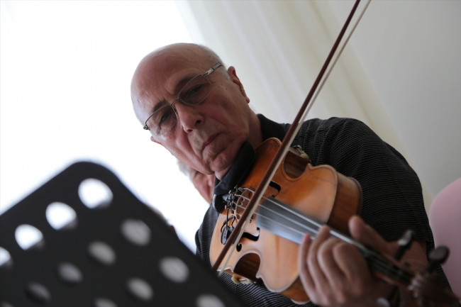 Alzheimer hastaları "Moral Evi"nde hayata tutunmaya çalışıyor