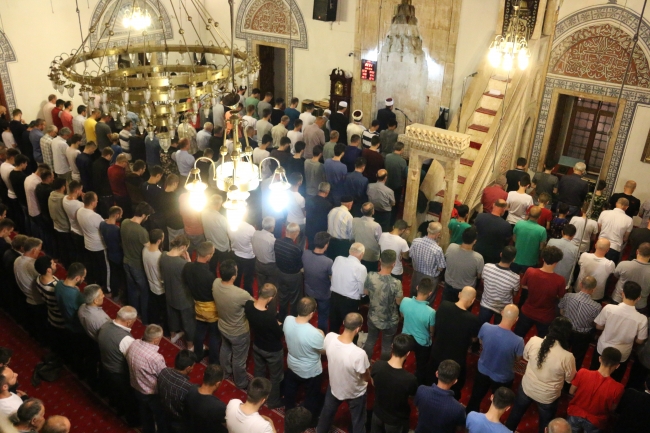 Yurt dışındaki Müslümanlar Kadir Gecesi'nde camileri doldurdu