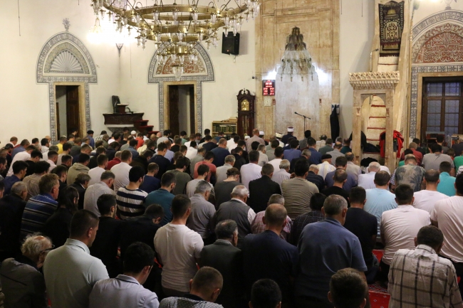 Yurt dışındaki Müslümanlar Kadir Gecesi'nde camileri doldurdu