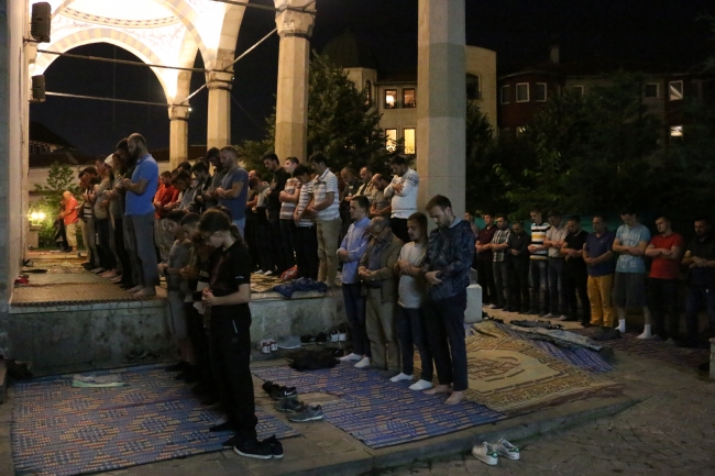 Yurt dışındaki Müslümanlar Kadir Gecesi'nde camileri doldurdu