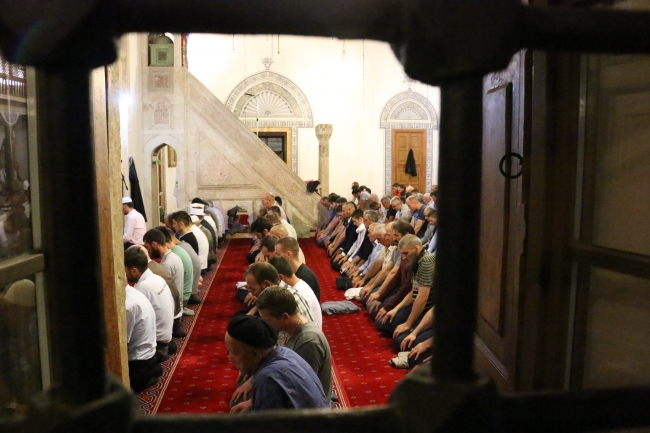 Yurt dışındaki Müslümanlar Kadir Gecesi'nde camileri doldurdu