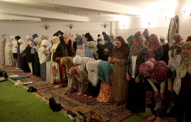 Yurt dışındaki Müslümanlar Kadir Gecesi'nde camileri doldurdu